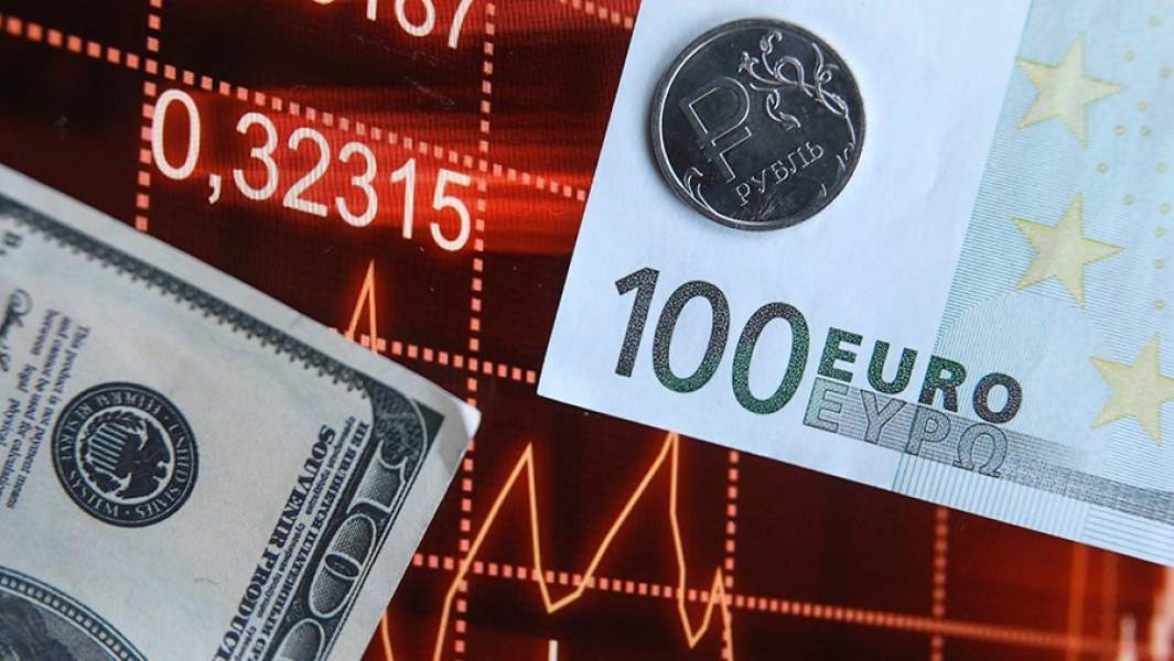 Купюра евро, монеты рубль