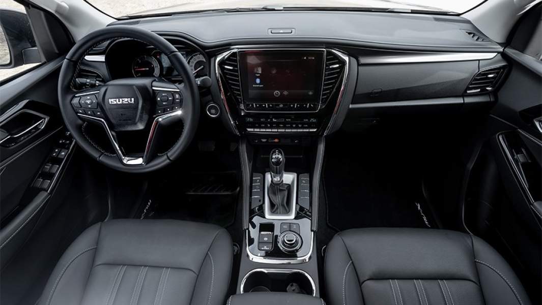 Интерьер отличается от пикапа D-Max в мелочах. Накладка на верхней части торпедо — мягкая