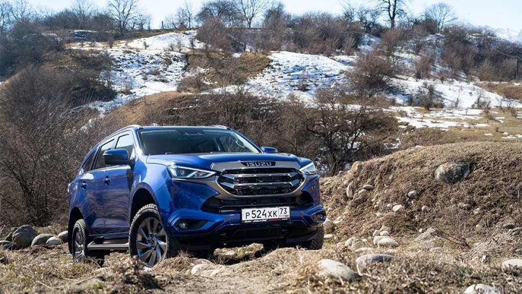 Заявленный дорожный просвет — 235 мм. Угол въезда — 29 град, съезда — 27 градусов