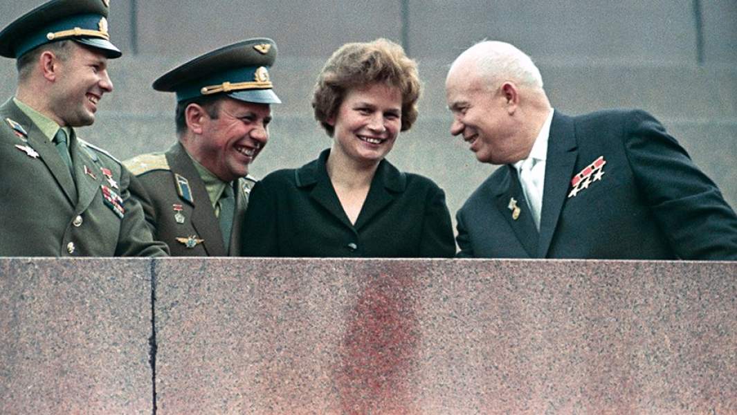 Торжественная встреча в Москве космонавтов Валентину Терешкову и Валерия Быковского. Митинг на Красной площади в честь успешного завершения полетов космических кораблей «Восток-5» и «Восток-6», пилотируемые Валерием Быковским и Валентиной Терешковой