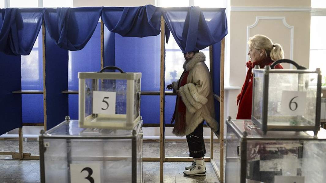 Сотрудницы избирательной комиссии готовят свой участок для голосования