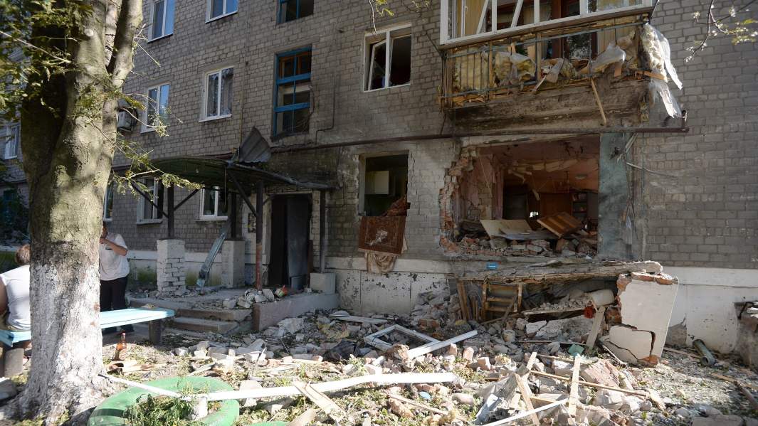 Жилой дом, пострадавший во время ракетно-минометного обстрела Горловки в Донецкой области