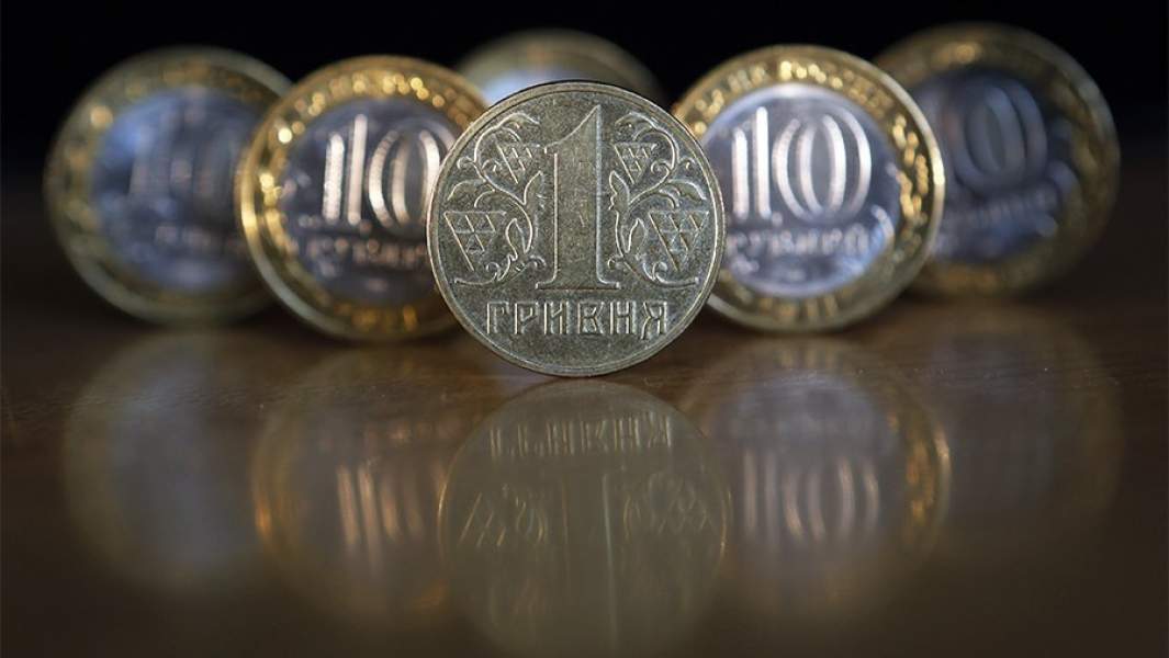 замахнулись