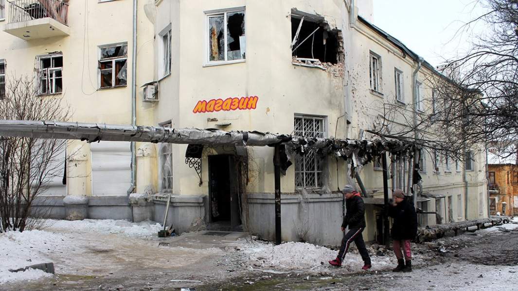 Магазин, пострадавший в результате обстрела украинскими силовиками, в Донецке