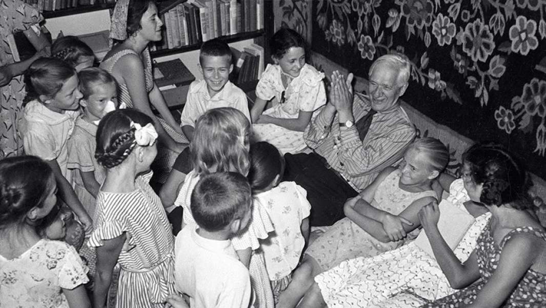 Писатель Корней Чуковский беседует со своими юными читателями на подмосковной даче. 1951 год