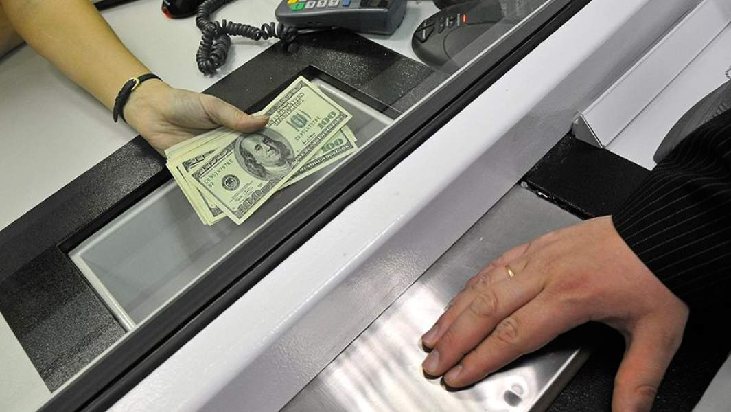 Обмен валюты в банковской кассе
