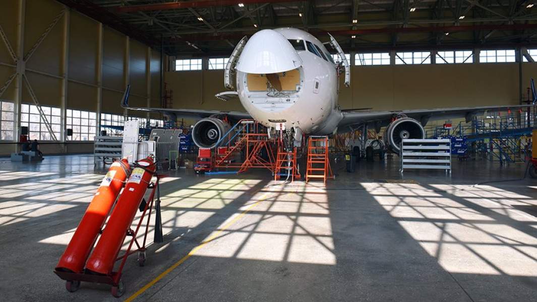 Самолет Airbus A320 в ангаре
