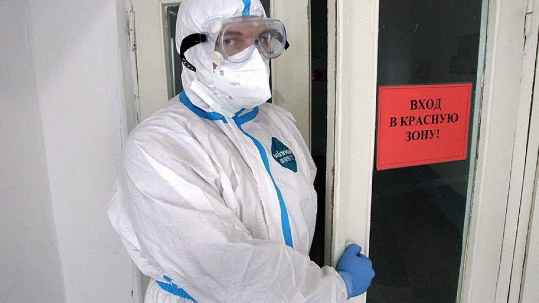 Медицинский работник у входа в красную зону ковид-госпиталя