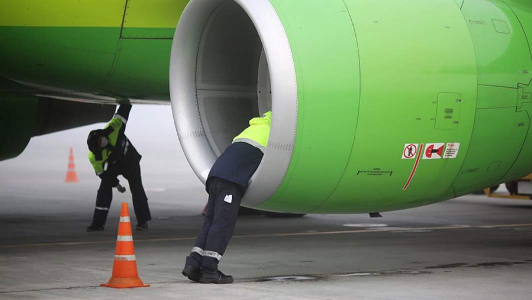 Техники осматривают самолет