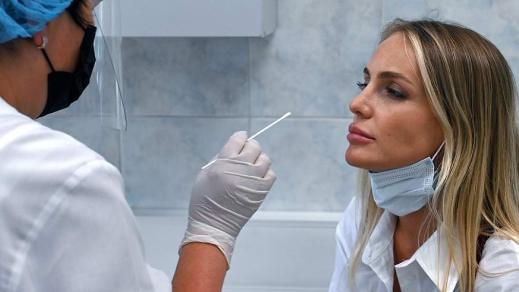 Девушка во время ПЦР-теста на COVID-19