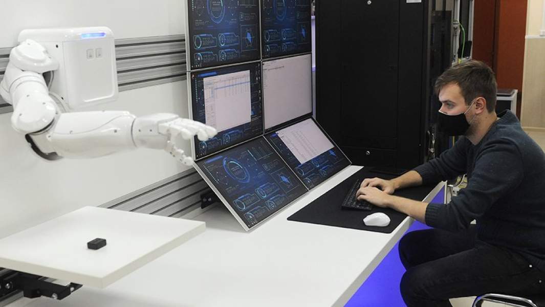 Студент Тамбовского государственного технического университета работает на российском лабораторном комплексе