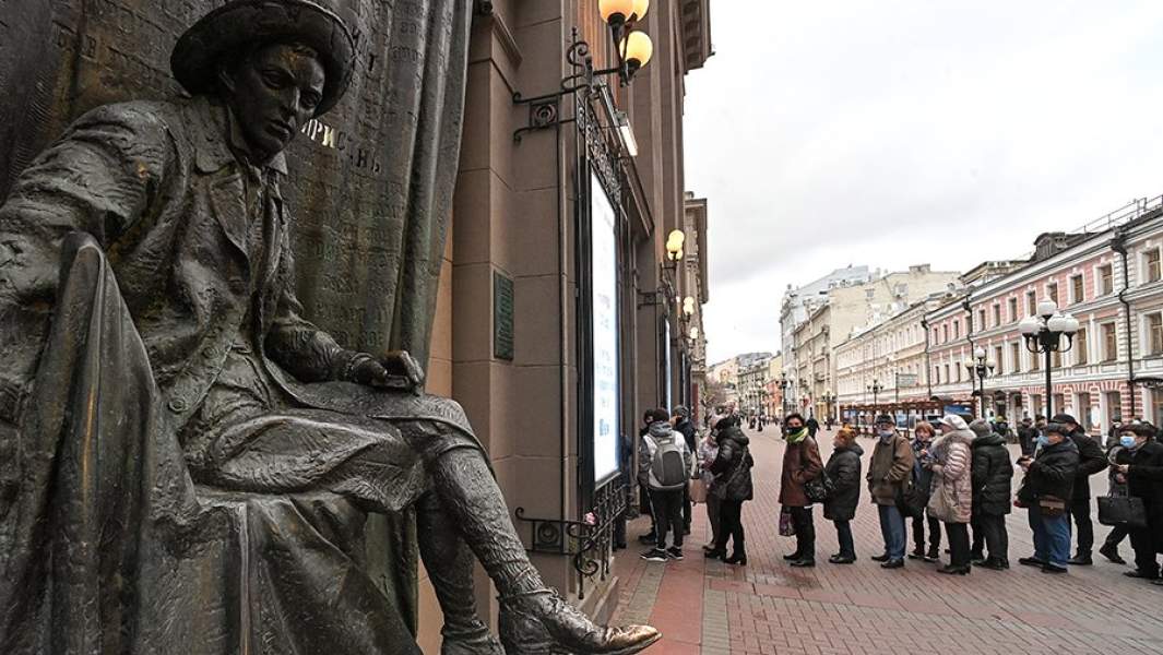 Люди в очереди в Театр имени Евгения Вахтангова