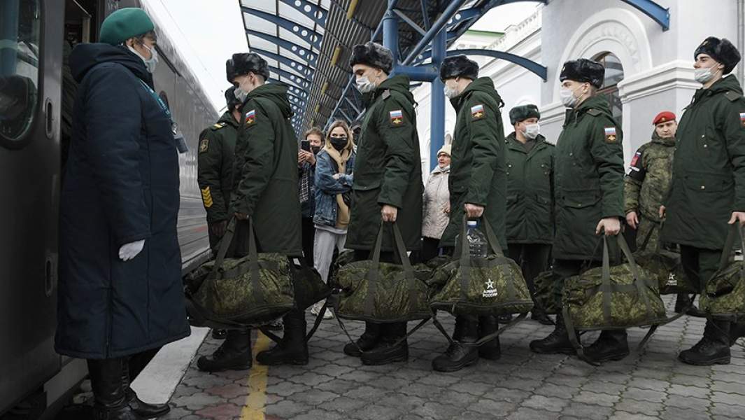 Новобранцы на железнодорожном вокзале