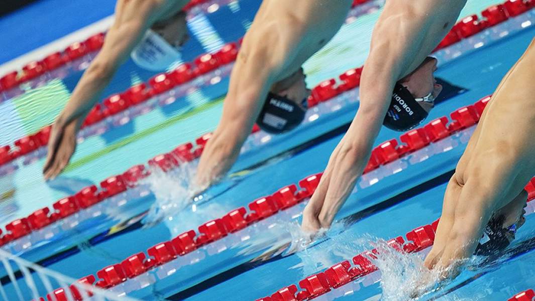 Заплыв на 400 метров комплексом среди мужчин на чемпионате мира по плаванию на короткой воде в Абу-Даби