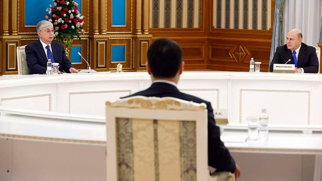 Михаил Мишустин во время встречи глав делегаций Евразийского межправительственного совета стран ЕАЭС с президентом Казахстана Касымом-Жомартом Токаевым в Нур-Султане, 25 февраля 2022 года