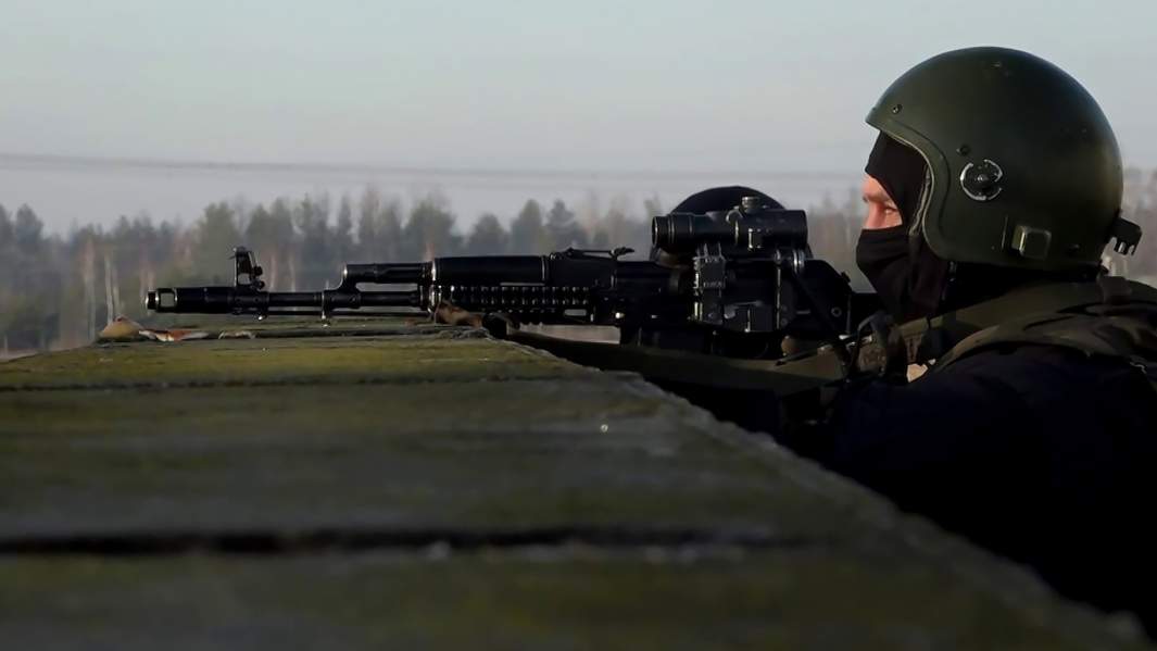 Военнослужащий ВС РФ во время дежурства на территории Чернобыльской АЭС. 