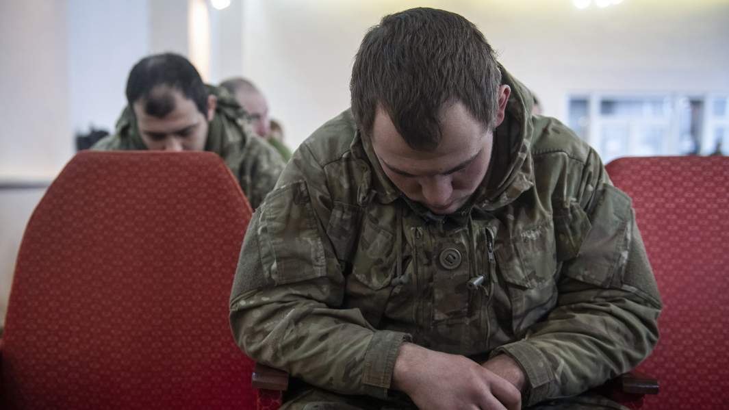 Добровольно сложивший оружие украинский военнослужащий