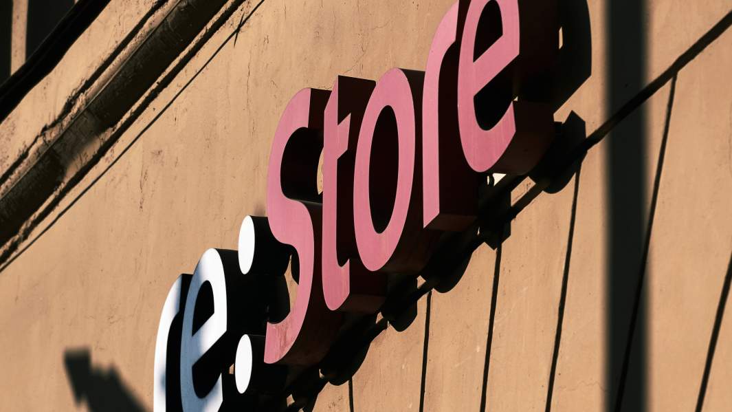 Вывеска фирменного магазина техники Apple re:Store в Санкт-Петербурге. Apple приостановила продажи техники в России.