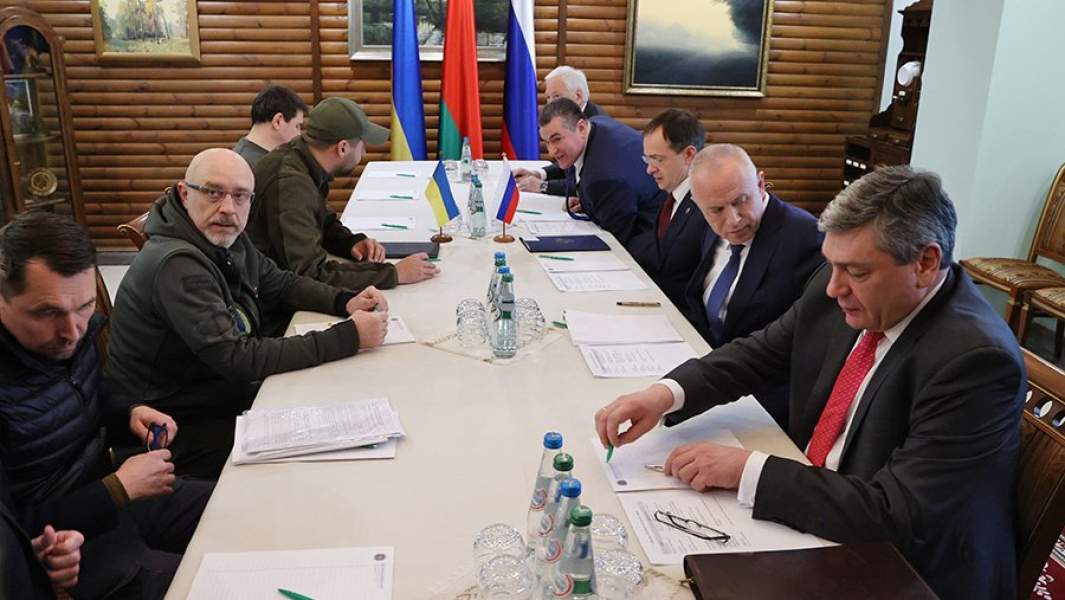 Члены делегаций на российско-украинских переговорах в Белоруссии. 3 марта 2022 года