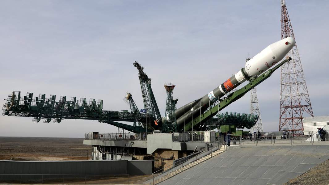 Ракета-носитель «Союз-2.1б» с разгонным блоком «Фрегат» и британскими спутниками связи OneWeb во время снятия со стартового комплекса космодрома Байконур