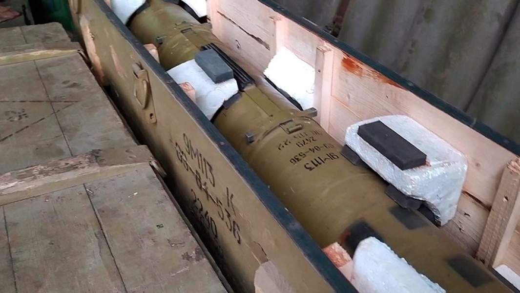 Противотанковая управляемая ракета 9М113 на складе боеприпасов брошенной военной базы Вооруженных сил Украины