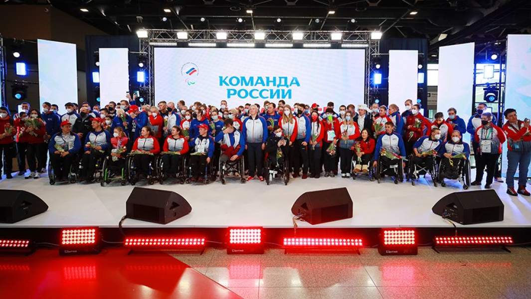 Российские спортсмены, члены сборной России (команда ПКР) на торжественной встрече их из Пекина в аэропорту Шереметьево