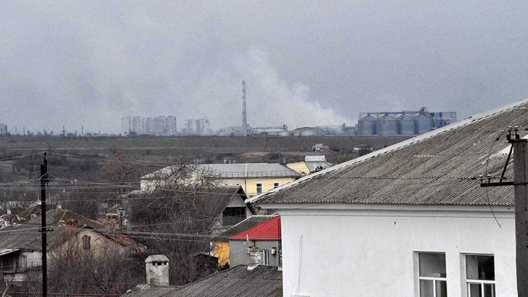 Вид на металлургический комбинат «Азовсталь» в Мариуполе