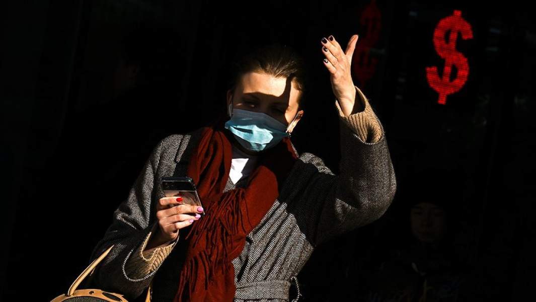 Электронное табло со знаком доллара на Новинском бульваре в Москве