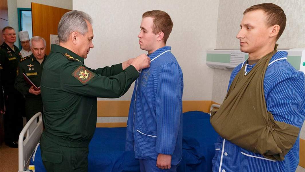 Министр обороны РФ Сергей Шойгу (слева) вручает государственные награды 