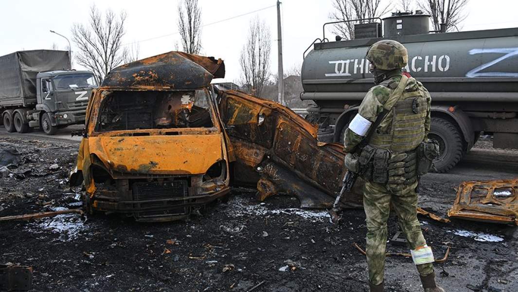 Колонна российской военной техники на шоссе в окрестностях