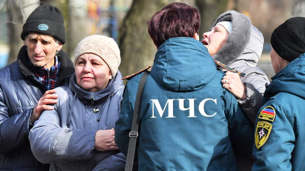 Сотрудники МЧС ДНР и горожане в центре Донецка