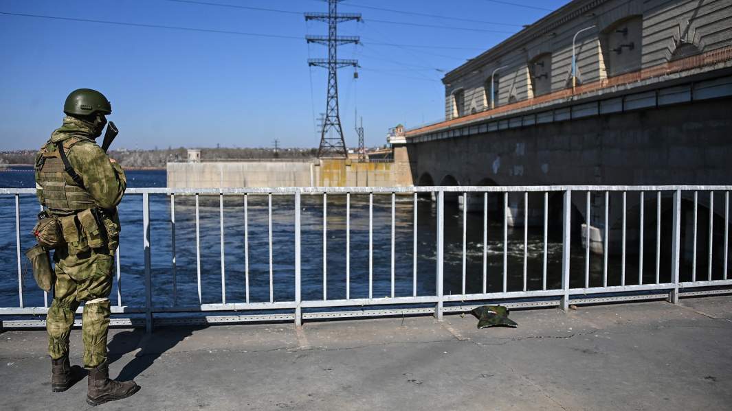 Сотрудник Росгвардии охраняет здание Каховской ГЭС в Новой Каховке