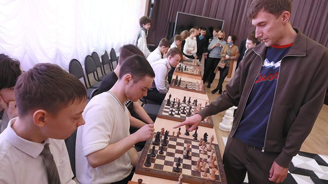 Гроссмейстер Сергей Карякин проводит сеанс одновременной игры в шахматы для воспитанников образовательного центра «Созвездие» в Красногорске