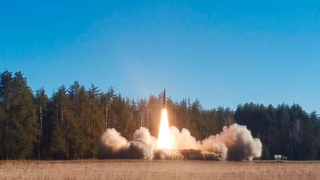 Оперативно-тактический комплекс «Искандер» производит запуск ракеты по объектам военной инфраструктуры ВСУ