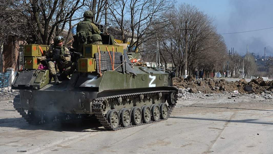Российская военная техника на одной из улиц Мариуполя