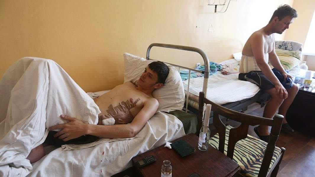 Горожане, раненые в результате обстрела в Куйбышевском районе Донецка, в городской больнице