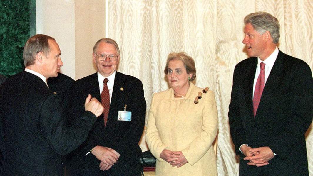 Әкесі қызының пәктігін онлайн порно видеоға түсіреді