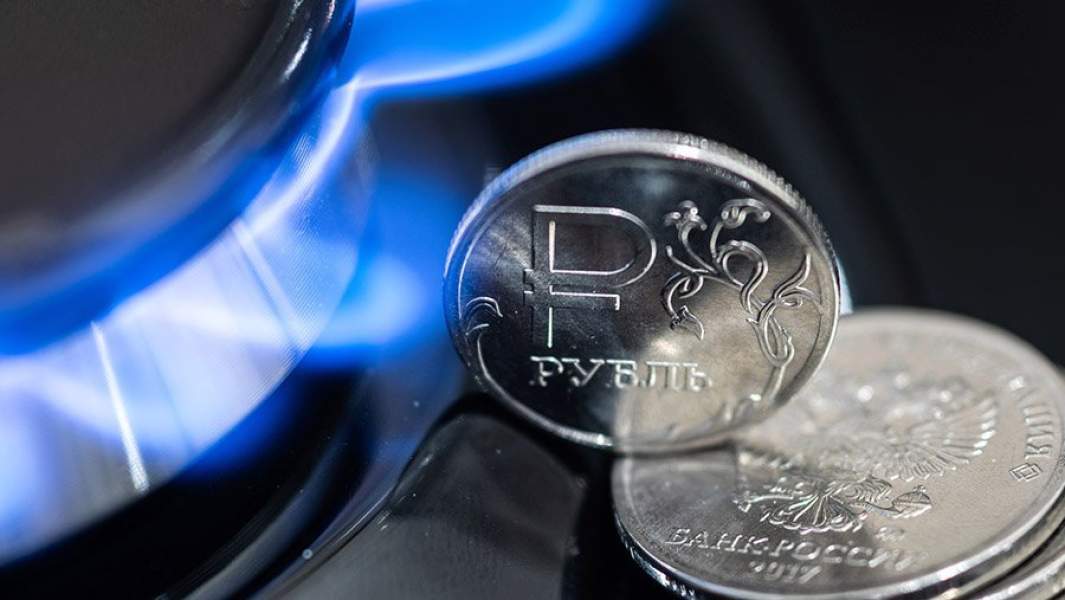 Газовая конфорка и монета рубль