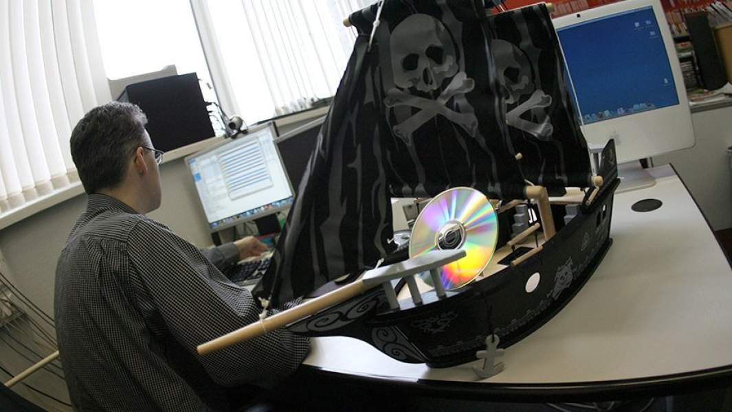 Макет пиратского корабля в офисе компьютерщиков