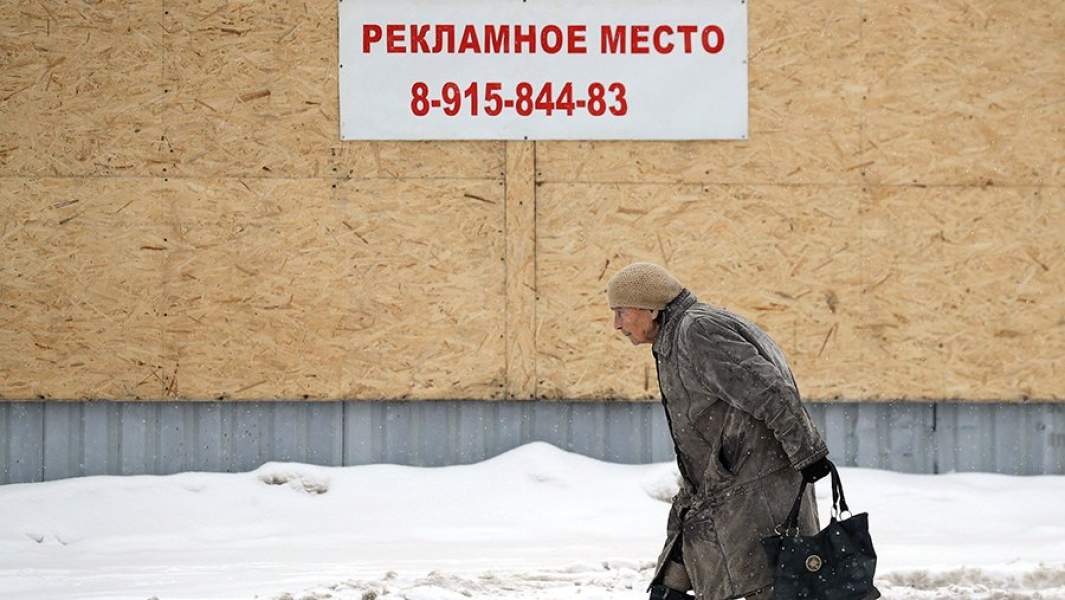 Пожилая женщина на одной из улиц города