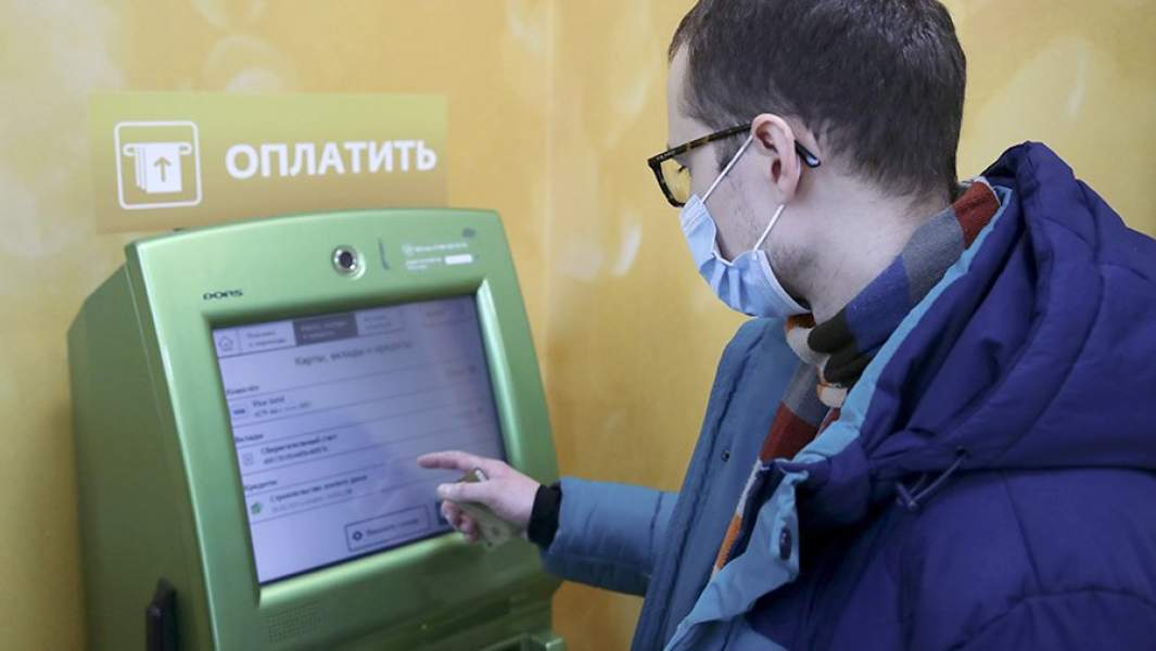 Посетитель во время оплаты услуг через банкомат в одном из отделений банка