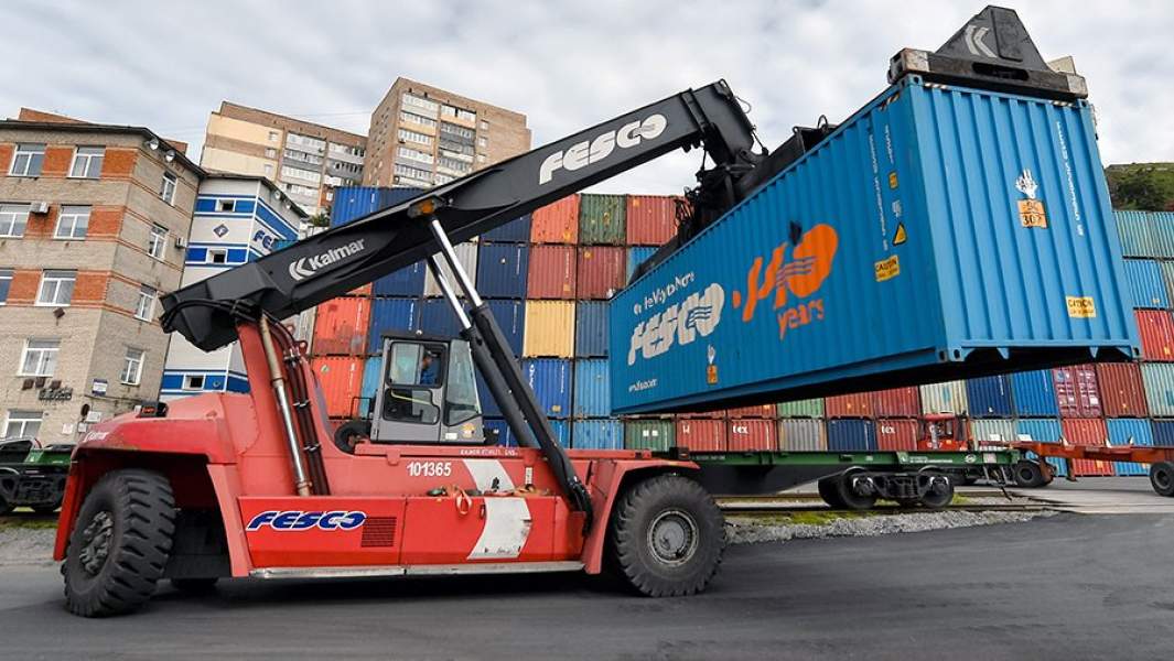 Погрузка контейнеров во Владивостокском морском торговом порту