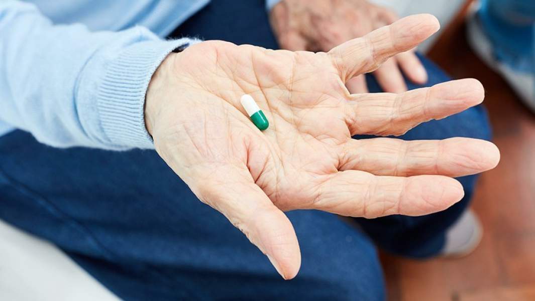 Таблетка в руке мужчины