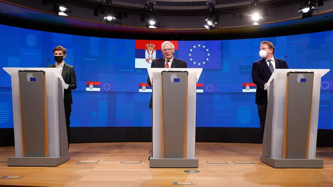 Премьер-министр Сербии Ана Брнабич, глава дипломатии ЕС Жозеп Боррель, комиссар ЕС по вопросам расширения и политики соседства Оливер Вархели (слева направо) на пресс-конференции после заседания Совета по стабилизации и ассоциации ЕС