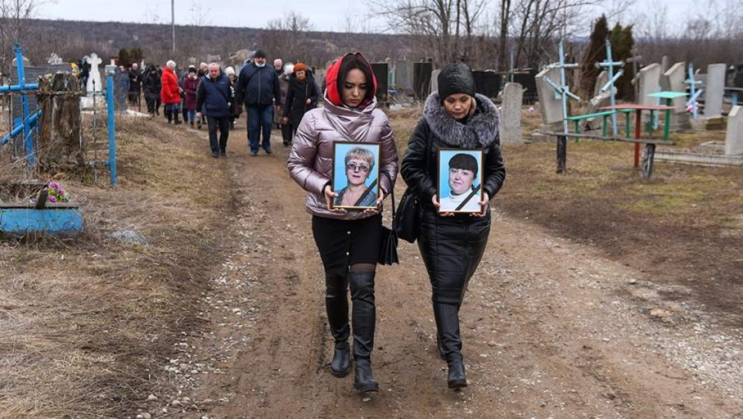 Похороны учителей, погибших в результате артобстрела ВСУ в Горловке