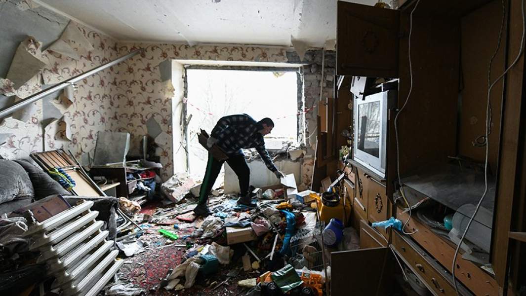 Мужчина в квартире многоэтажного дома в Ясиноватой, пострадавшего в результате обстрела