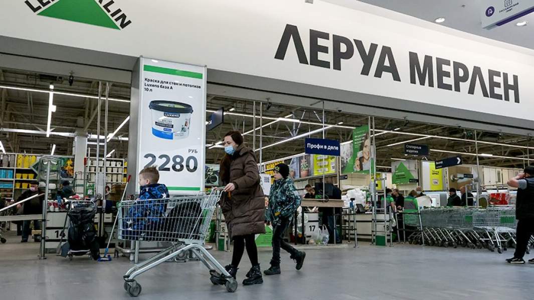 Покупатели у строительного магазина "Леруа Мерлен Сокольники".