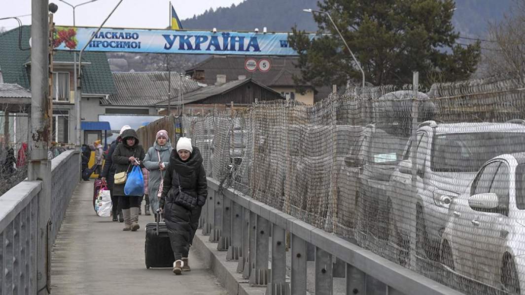 Жители Украины на контрольно-пропускном пункте Паланка