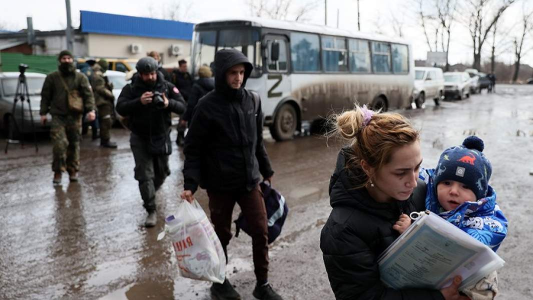 Люди, самостоятельно эвакуировавшиеся из Мариуполя на территорию ДНР, идут в пункт оказания помощи МЧС ДНР