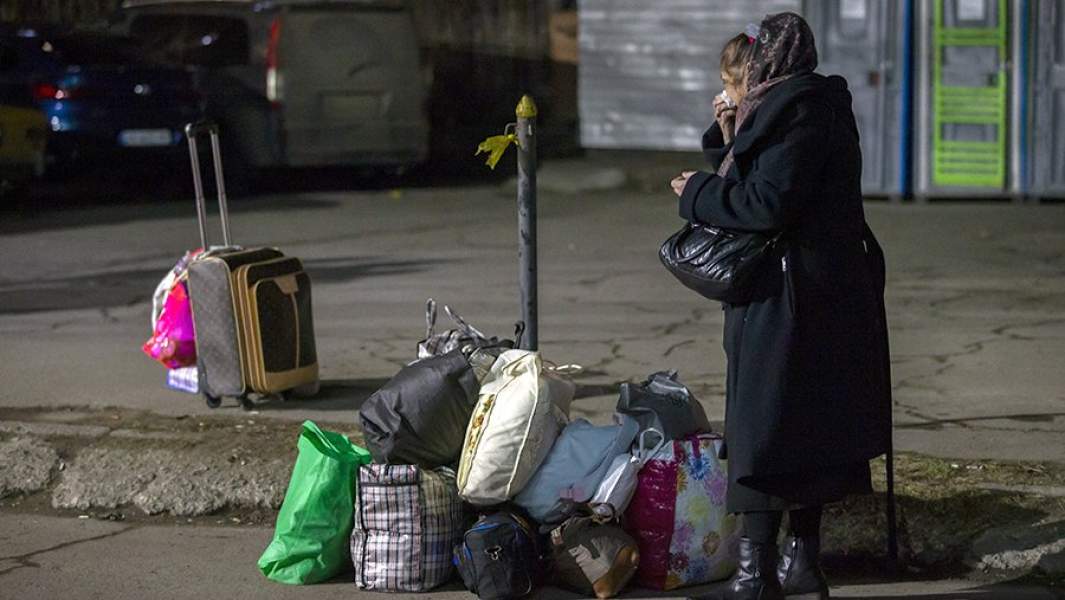 Женщина, эвакуированная из Украины, у центра временного размещения